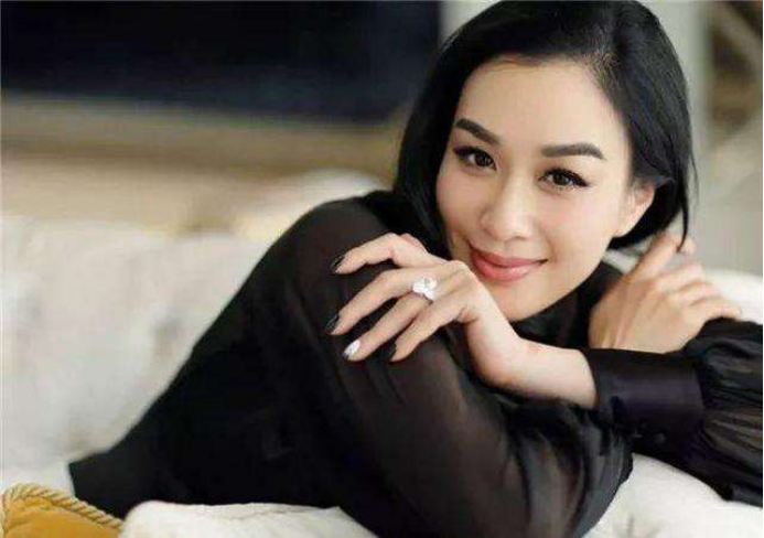 钟丽缇张伦硕的姐弟恋——恩爱的背后是心酸
