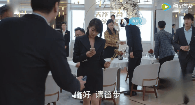 新版《粉红女郎》首播，观众成功被殷桃演的万人迷晕倒了