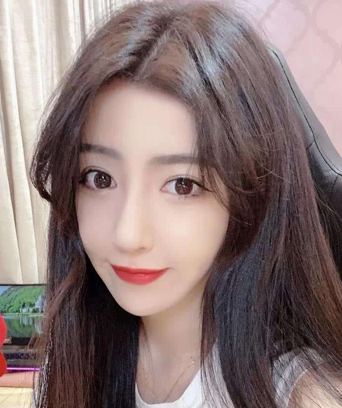 网红小团团自曝感情史：当初狠心甩了我，现在