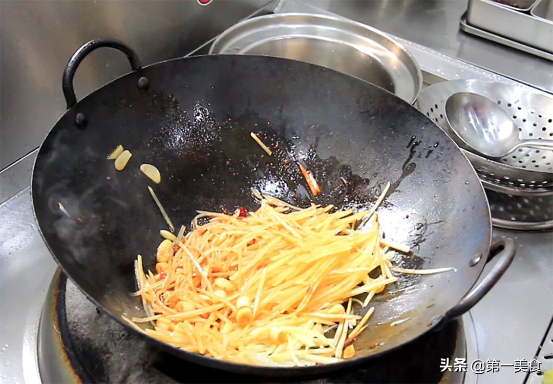 图片[6]-鱼香土豆丝最忌讳直接下锅炒 先做这一步 土豆清脆 香辣入味-起舞食谱网