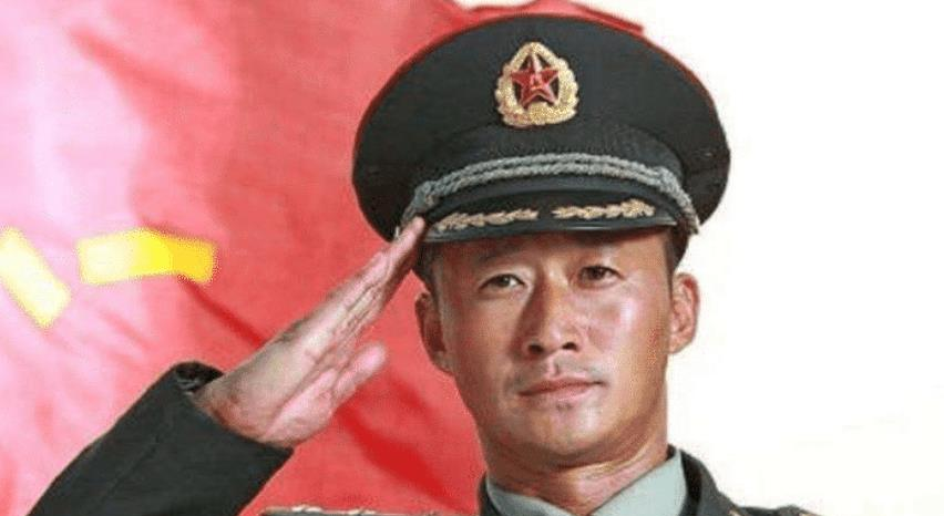 李连杰穿军装，陈伟霆穿军装，陈道明穿军装，都败给了他穿军装