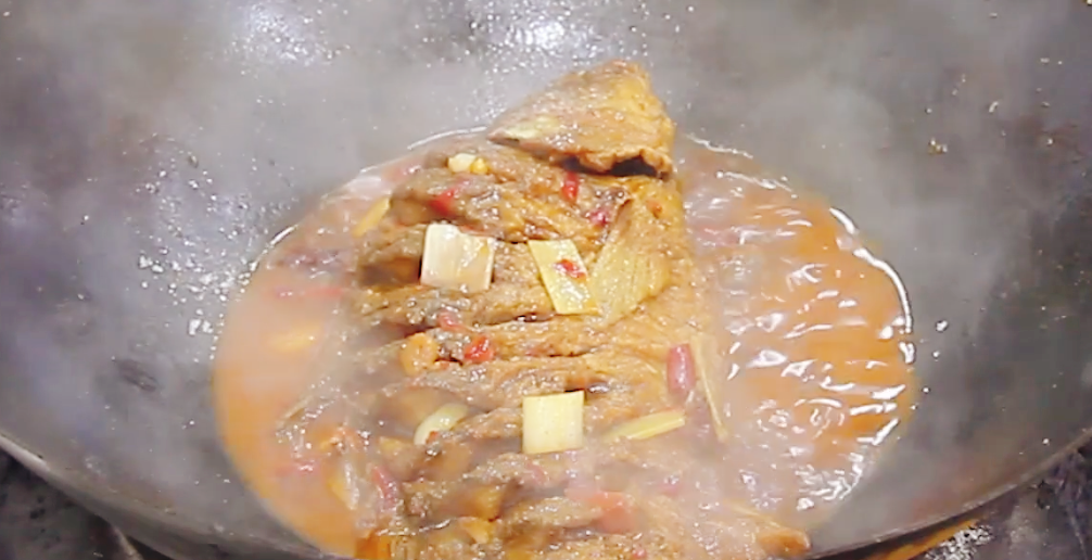 红烧鱼的家常做法，鱼肉鲜嫩入味，解馋又下饭，出锅连汤汁都不剩