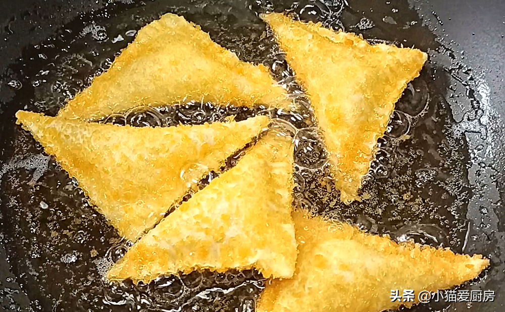 幾張餛飩皮2根香蕉，做一盤“香蕉派”，成本也就幾元錢，特划算