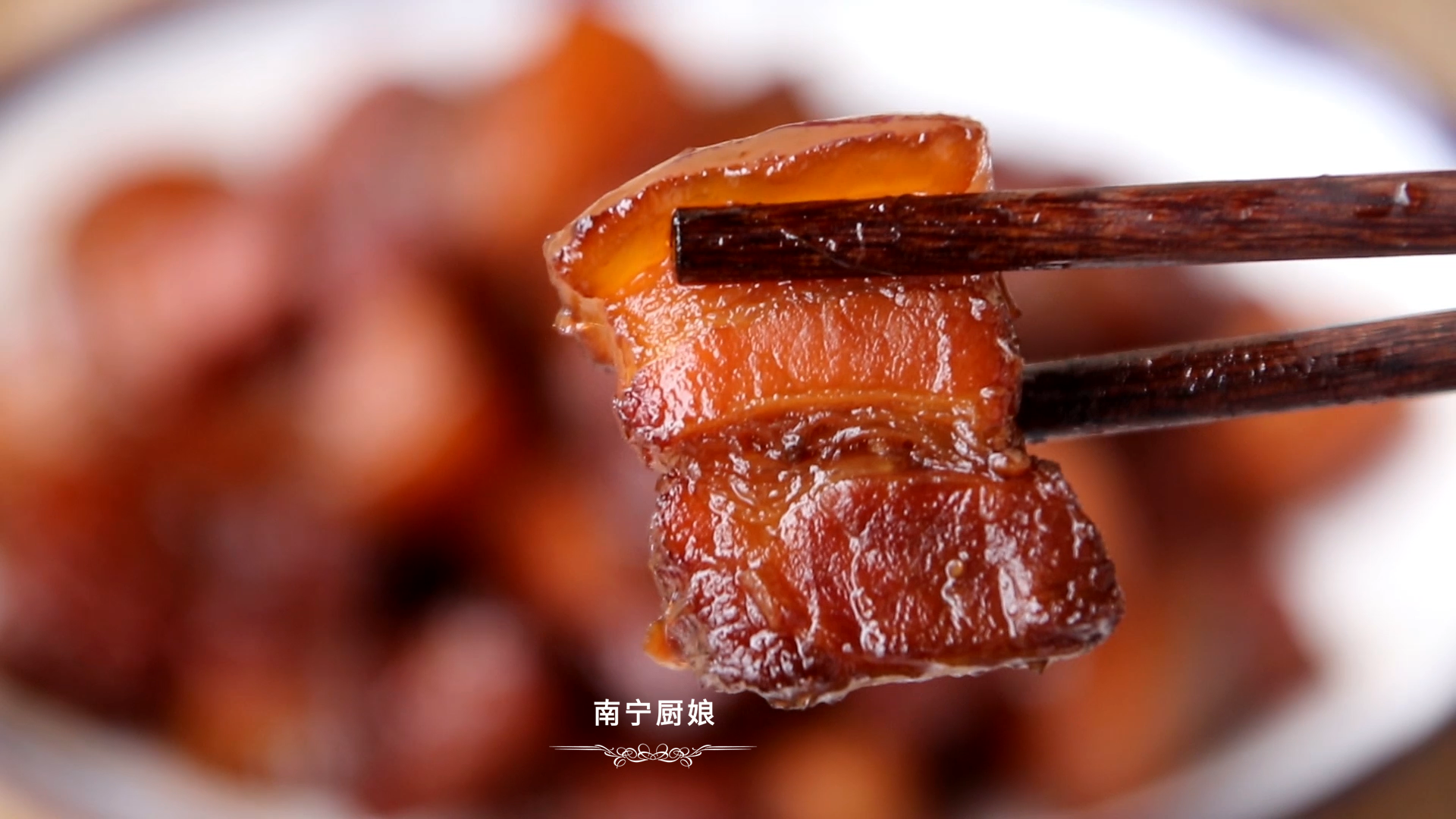 做紅燒肉時，焯水和直接燉都不對，大廚教你正確做法，軟糯還不膩