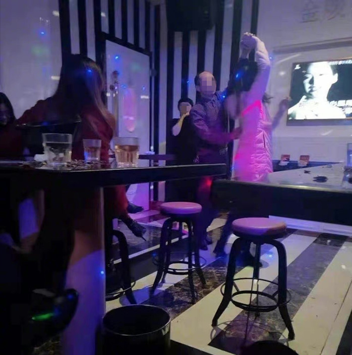 网传江西一医院院长接受属下排队送礼，收钱过程被拍下，官方：已停职