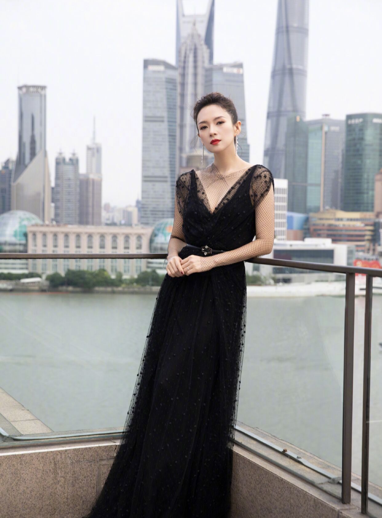 42岁章子怡首次当导演，与小6岁男星演夫妻，却被网友嘲讽像母子