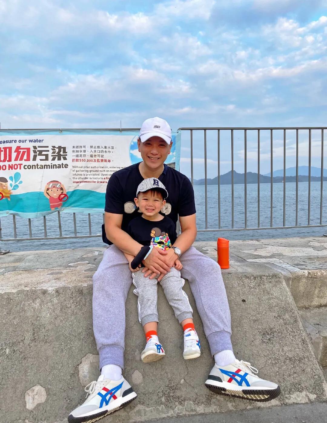 胡杏兒帶小兒子現身機場，奕霖被抱懷中乖巧可愛萌態十足