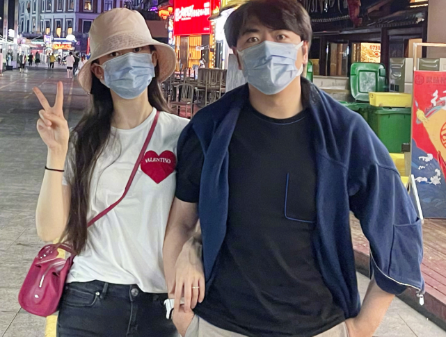 郎朗深夜甜秀恩爱，与吉娜挽手逛夜市吃小吃，吉娜细直长腿太优越