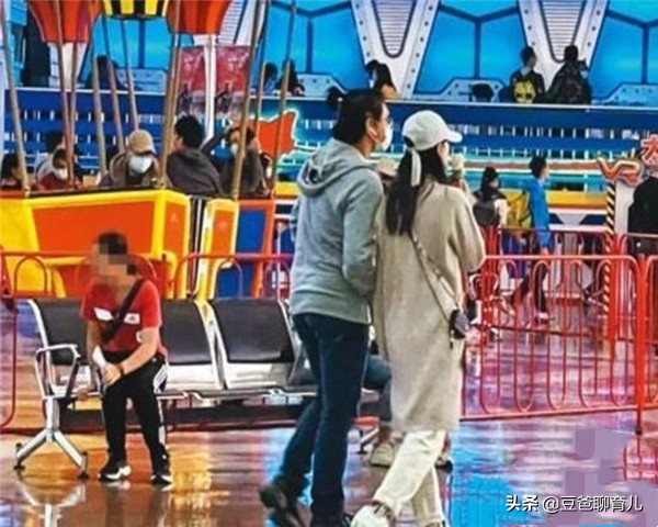刘诗诗夫妻带儿子游玩，吴奇隆已显老，网友：