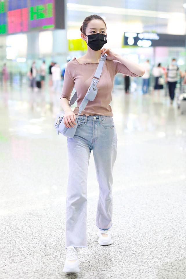 吉娜当了妈也这么美，穿T恤牛仔裤看着身材没走样，素颜挺耐看