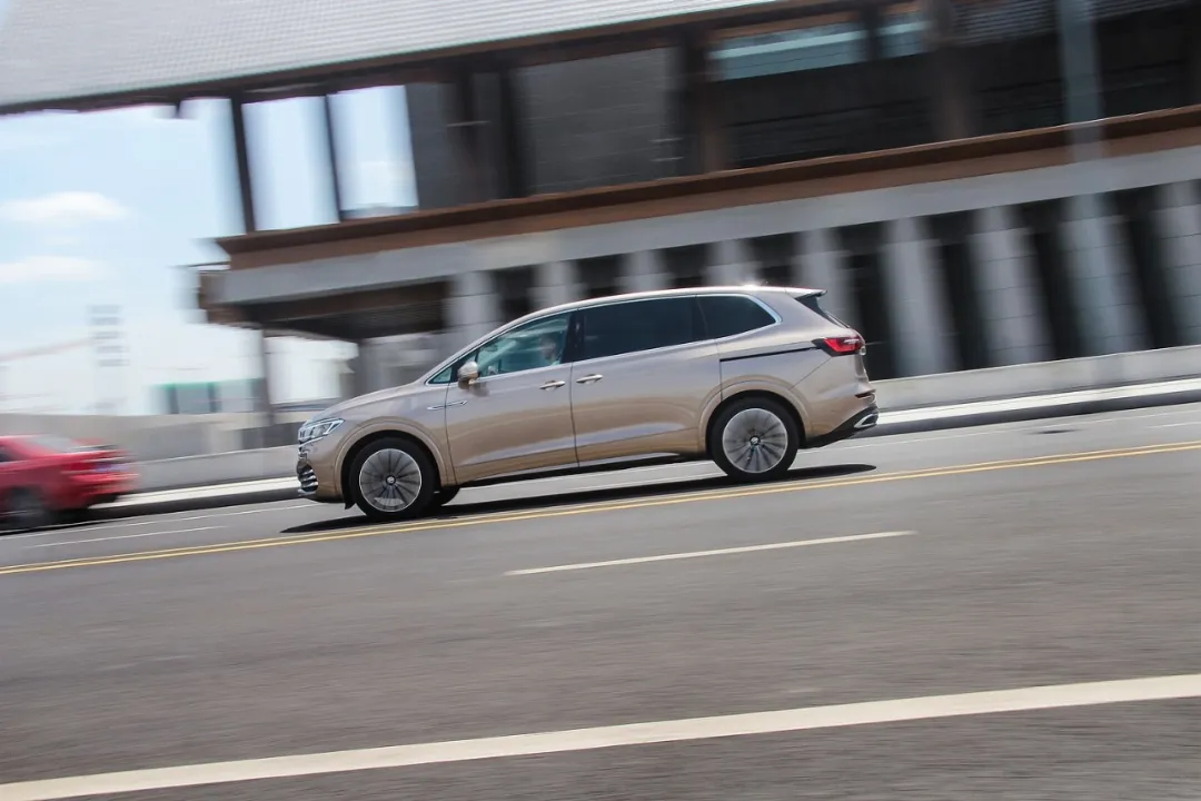 上汽大众进军“航空界”，造了一台「头等舱」