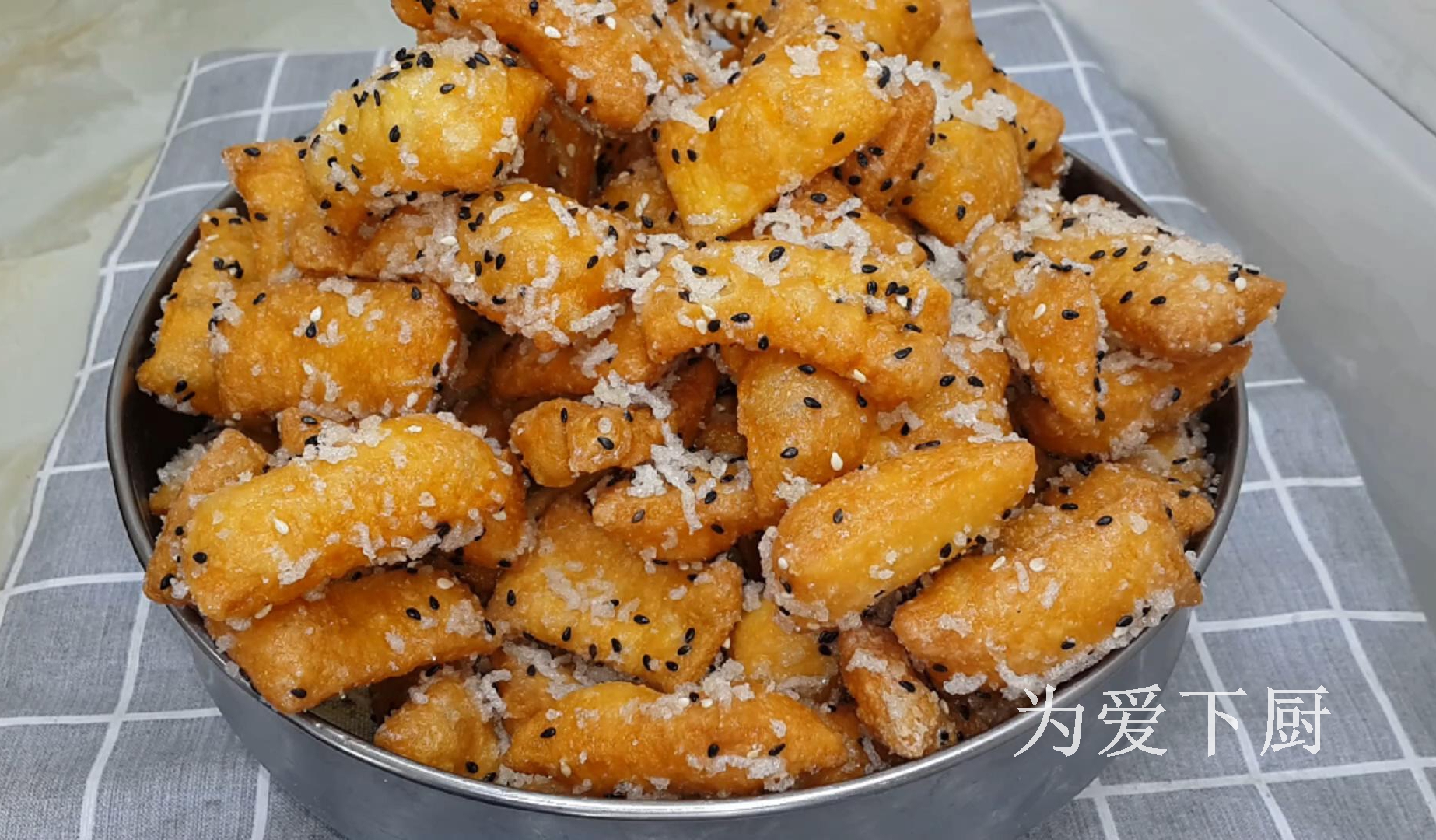 油條這做法才好吃，鍋裡炒一炒，個個焦脆香甜，出鍋全家人都愛吃