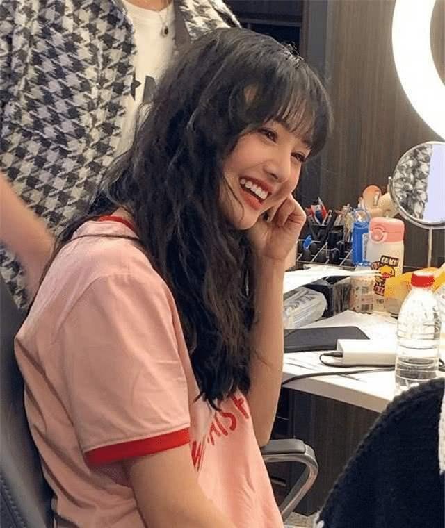 郑爽新造型谁见了都夸甜, 唯独脚上的这双鞋, 大