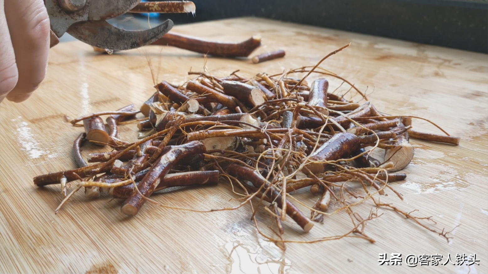 客家人吃鸡真有一套，一整只放电饭锅里，皮香肉滑，好吃到不想停