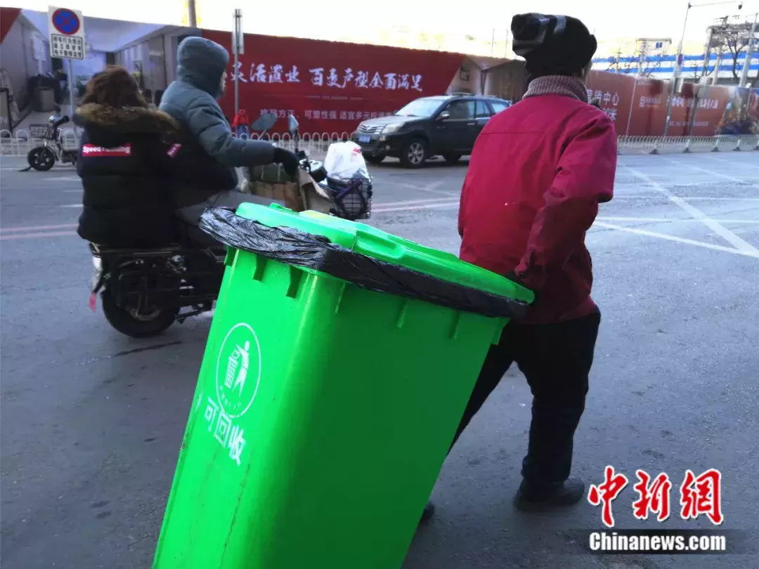 保洁员大爷30年资助40余贫困学子,为做慈善卖掉自家住房