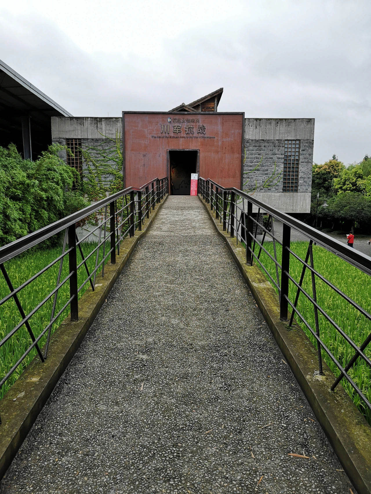 退役珠海舰前往重庆，长江沿线居民“护航”，暂时无法对外开放