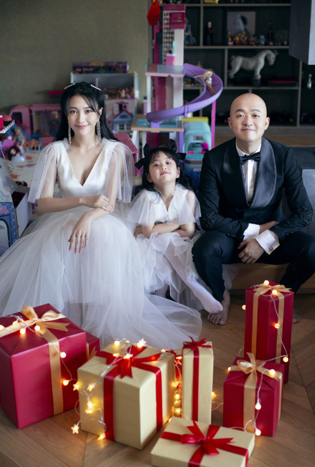 包貝爾慶女兒滿6歲，餃子穿西裝耍酷氣場超強，小小年紀星味兒足