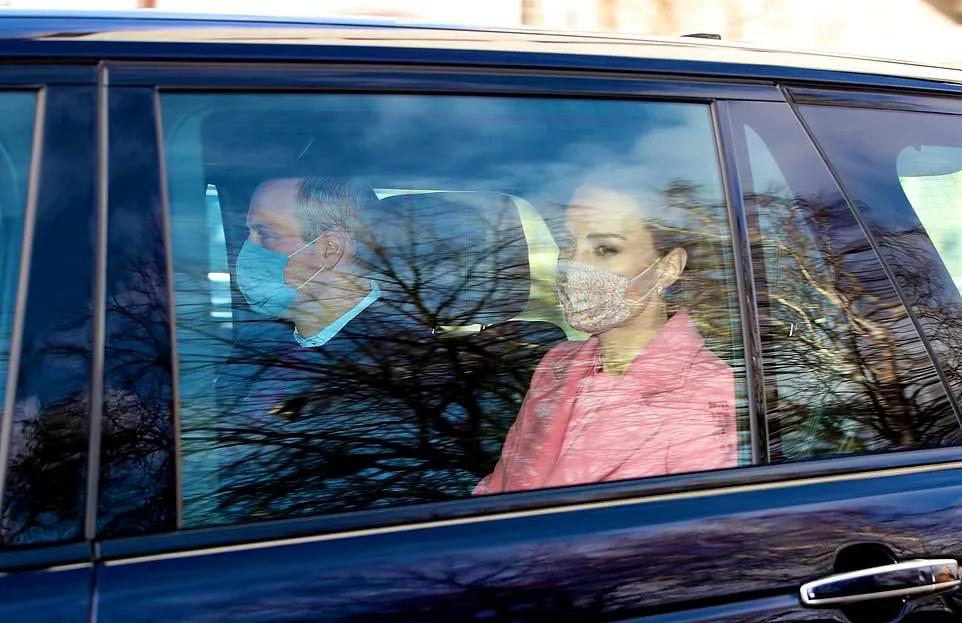 威廉夫妇公开亮相，凯特粉衣配长裤飒爽酷帅，