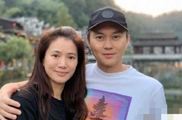 张智霖与儿子过父亲节，父子颜值超高腿长令人羡慕，坐一起像兄弟