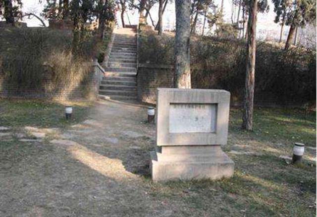 北京挖掘李莲英墓，报废3把铁锤才打开，开棺后