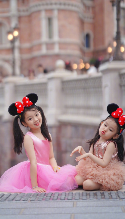 阿拉蕾和妹妹穿公主裙拍照，一件裙子从小穿到大，眼神却变了