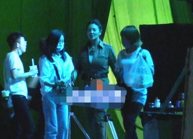 张雨绮横店与潘粤明拍戏，保姆带龙凤胎片场探