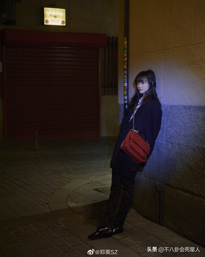 郑爽庭审现场发狂，美国法官要求她进行精神鉴