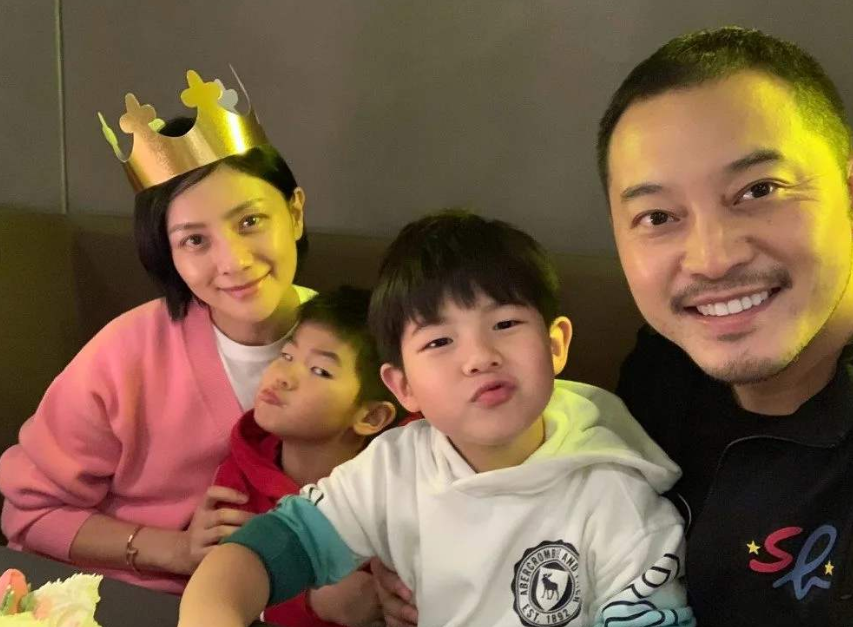 1年级开学！小鱼儿身高暴涨瘦成小帅哥，对妈妈胡可搞怪显开心