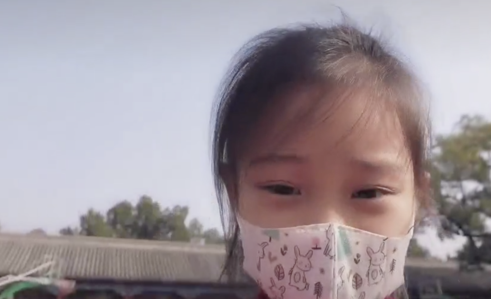 李小璐帶女兒遊故宮，甜馨輕鬆翻跟頭，被媽媽背在背上互動溫馨