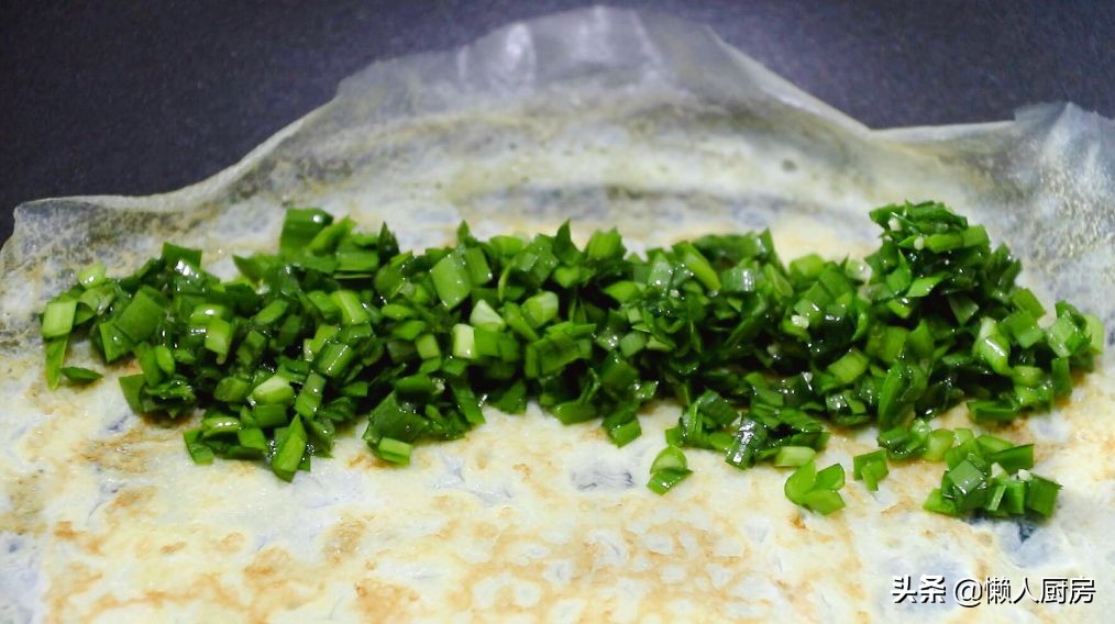 不需要揉面，不加面粉，这样做的韭菜鸡蛋卷，吃着特香