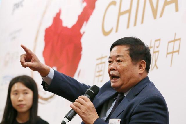 花5百万买台红旗，又花几亿买架私人飞机，还花几个亿盖了座别墅