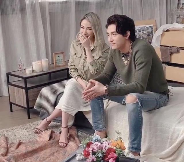 41岁萧亚轩深夜急诊，脑压过高？小16岁男友曾因压力过大吐血