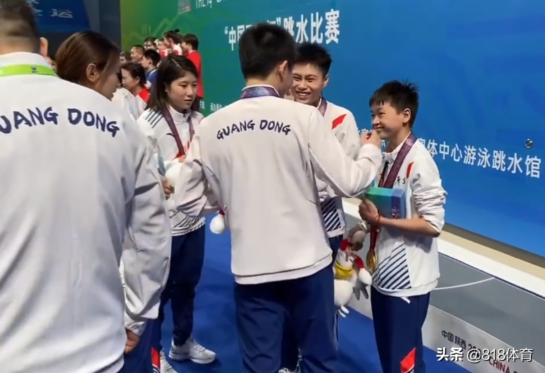 姐妹情深!全红婵闹脾气拿吉祥物抽陈艺文,师姐上演摸头杀一脸宠溺