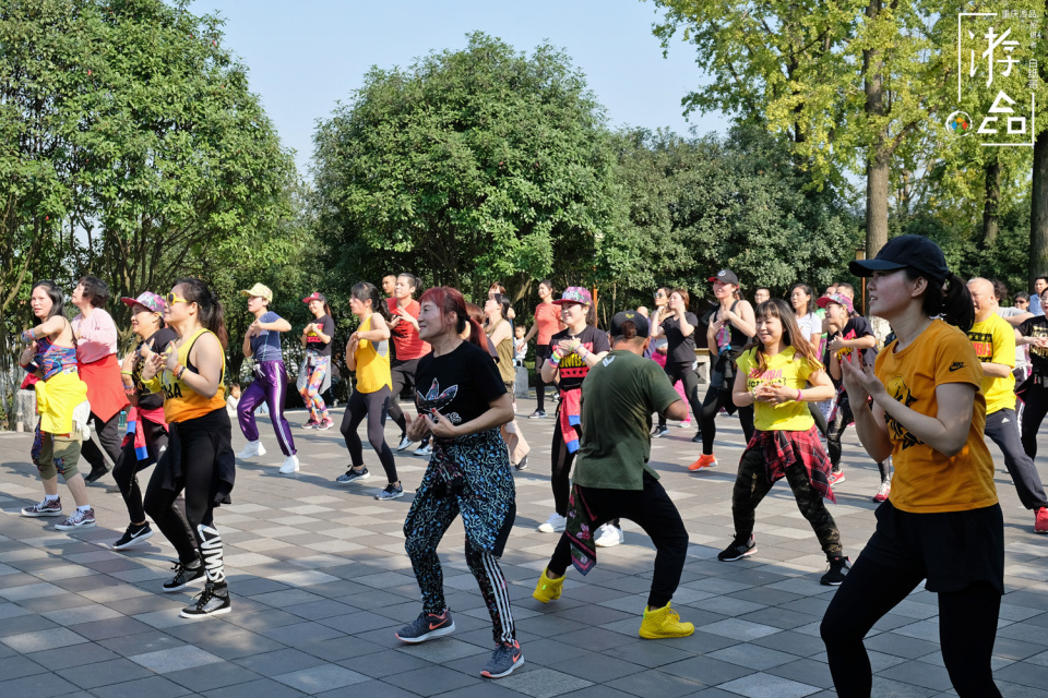 别再说重庆人是大老粗，火爆脾气的背后，是勇猛坚强的生命哲学