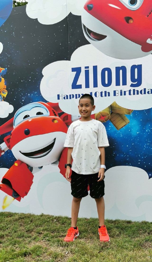 赵文卓夫妇庆儿子满10岁，13岁大女儿身高超妈妈，一家五口好有爱