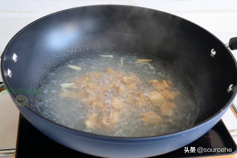 广东的沙河粉别只会炒，煮成汤粉更爽滑，连汤汁都清香味美