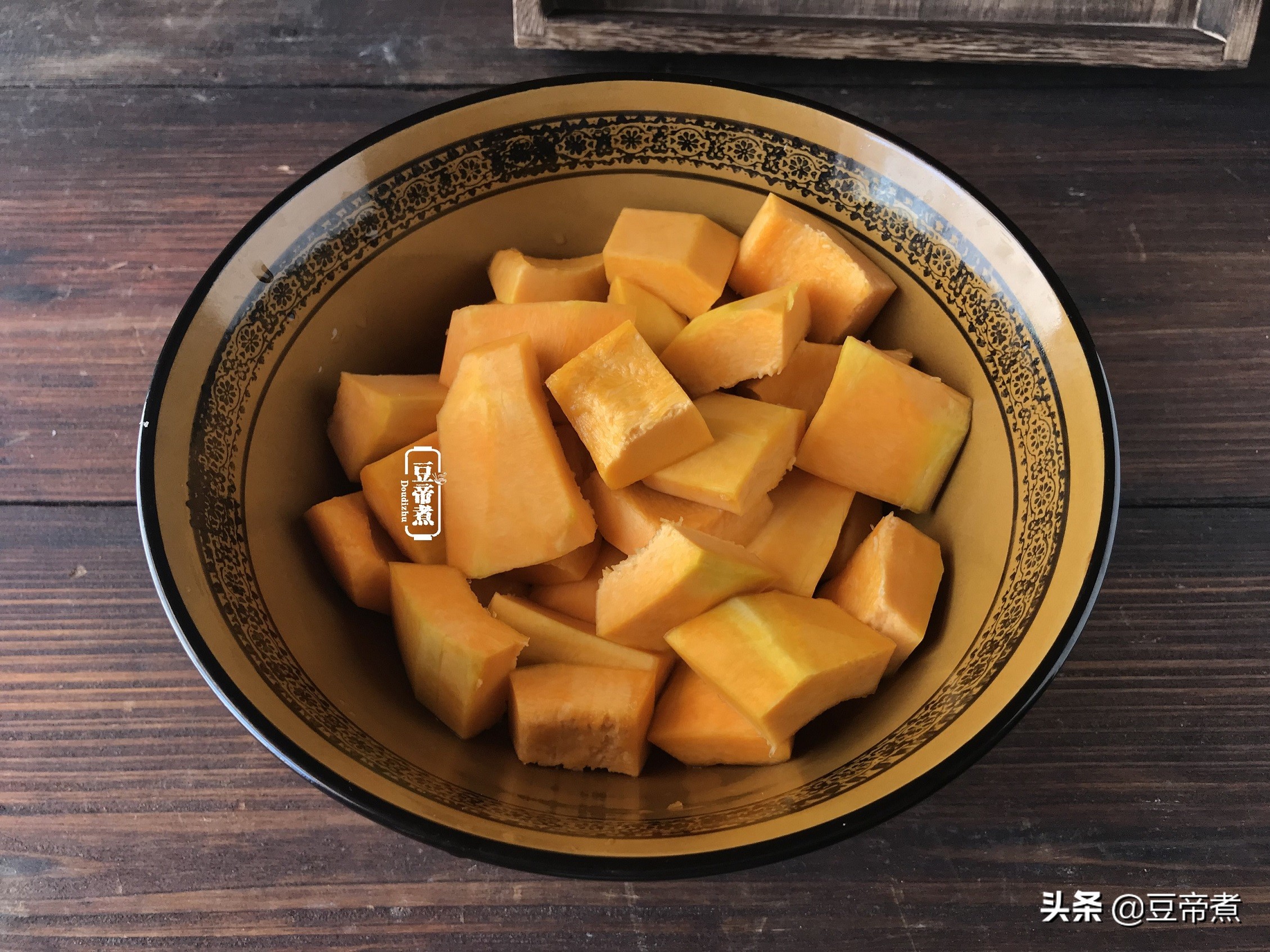 懒人不想炒菜的好办法，把饭菜肉一锅焖，老公孩子一连吃好了几碗