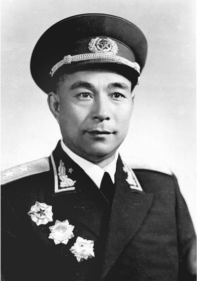 他和许世友一起当敢死队，都抡大刀，自己则当