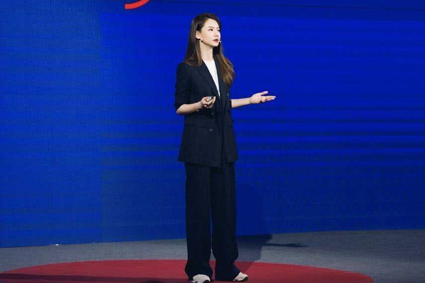 单亲家庭长大，出道14年，爱情事业双丰收｜戚薇