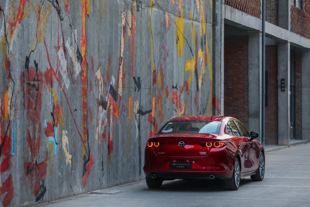 朗逸、轩逸也就代个步，开起来爽还得是这款“东瀛宝马”