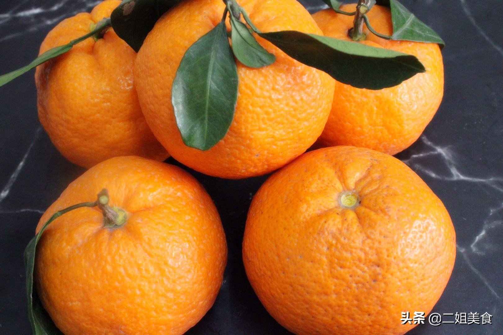 在橘子顶部开一个口，太聪明了，用途花钱买不到，简单还实用