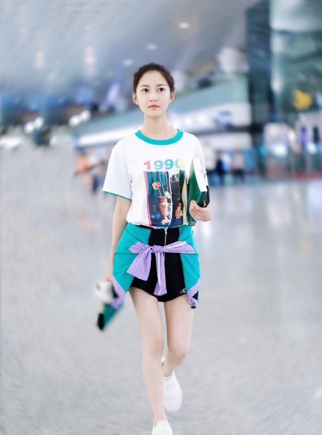 她是最美“赵敏”，穿超短裤配6千8的鞋，美腿不输老板唐嫣