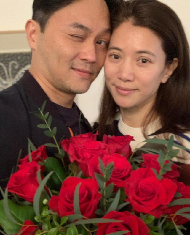 袁咏仪让儿子陪逛街，魔童身高赶上妈妈还模仿张智霖全程伺候靓靓