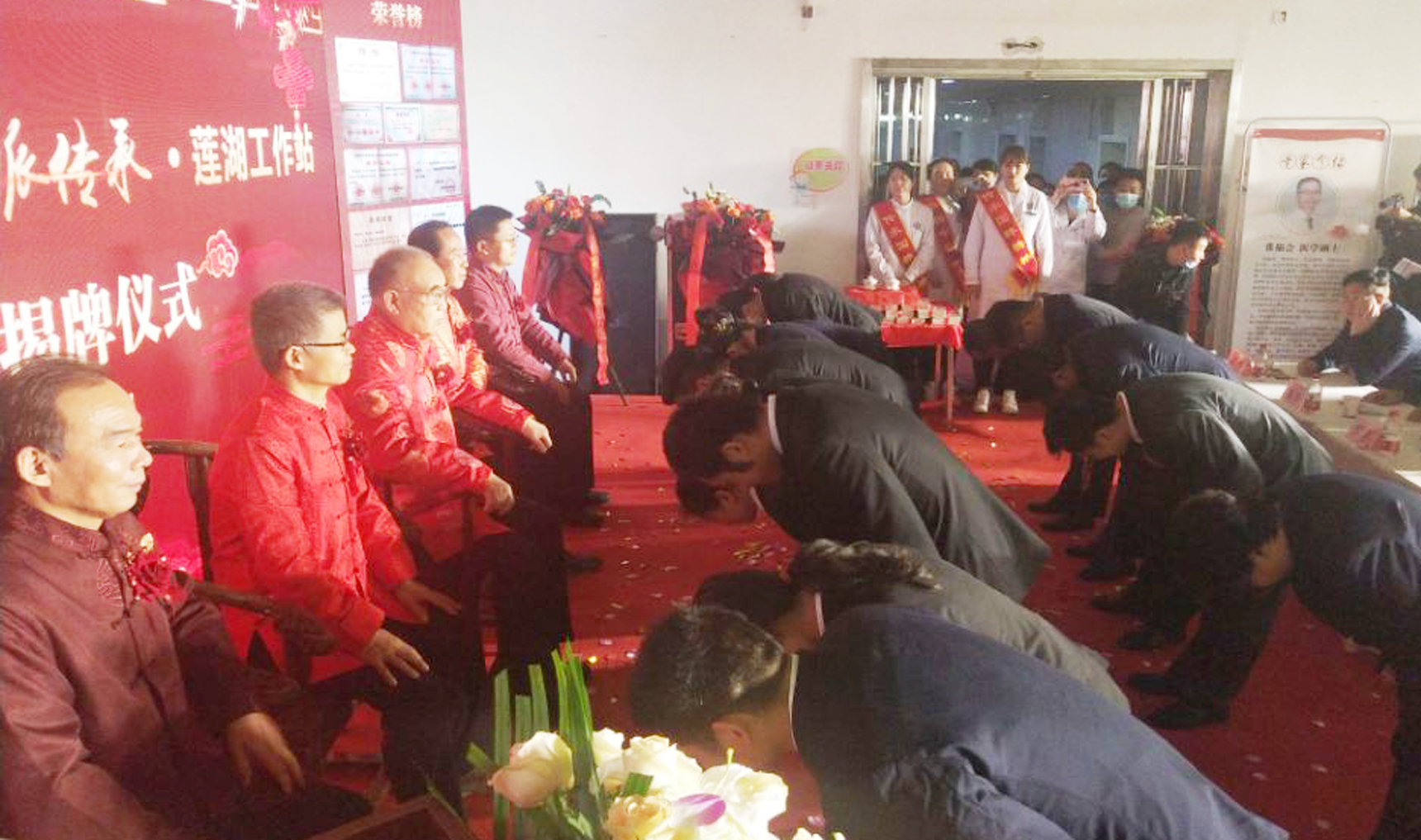 弘扬中医药文化 传承国粹精华｜西安市莲湖区举办长安周氏流派第三代传承人拜师暨工作站揭牌仪式