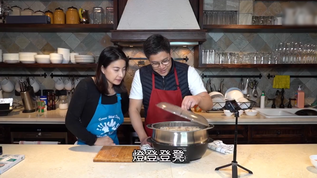 霍啟剛夫婦搭檔做美食，郭晶晶化身小助手，兩人搭配默契盡顯恩愛