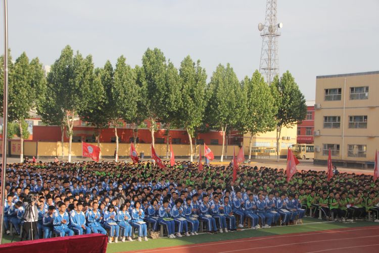 “清华馒头神”来邯郸临漳四中作励志报告，他是农民，逆袭成学霸