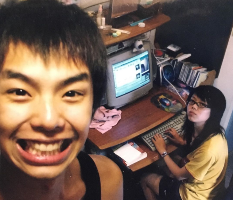 黄鸿升七年收入交爸爸管理，在身上互纹对方头像显父子情深