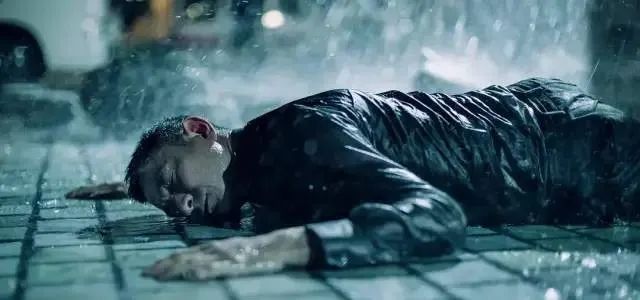 比起贩卖友情的王晶，他才是给刘德华命中“第