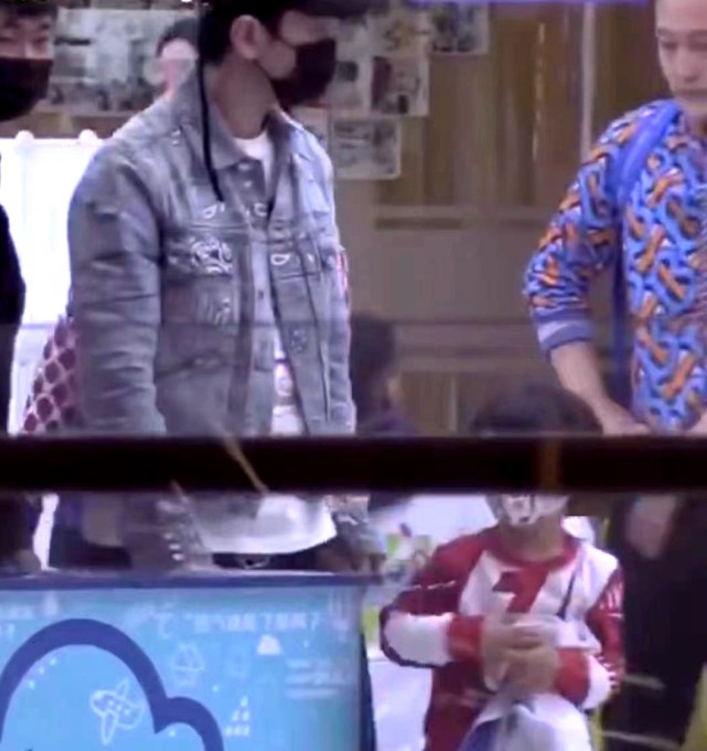 baby帶兒子出行，4歲小海綿獨自推行李箱，母子倆機場狂奔太可愛