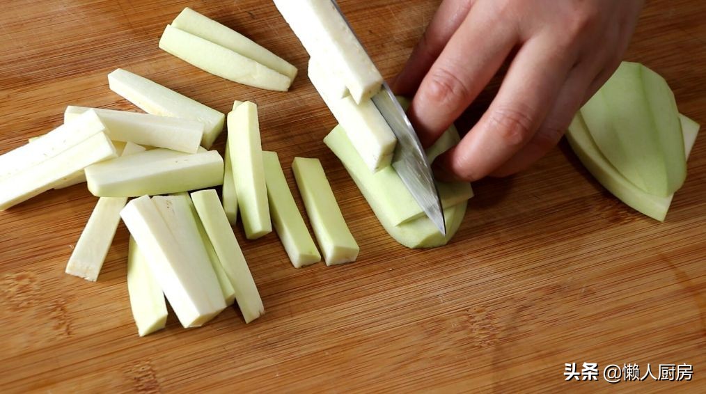 1根茄子，一块猪肉，这是茄子肉末焖面的做法，真好吃